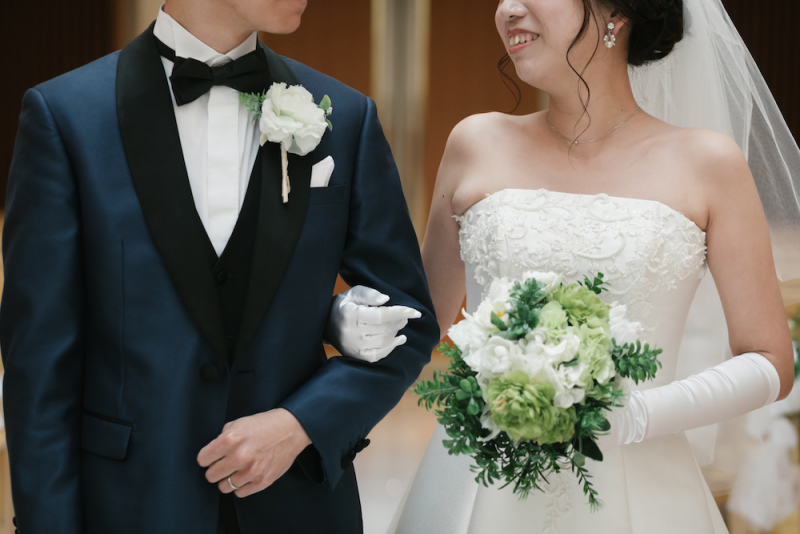 腕組みで歩いて