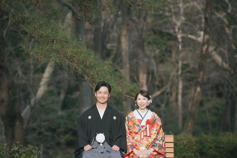 松の木の前で・・・