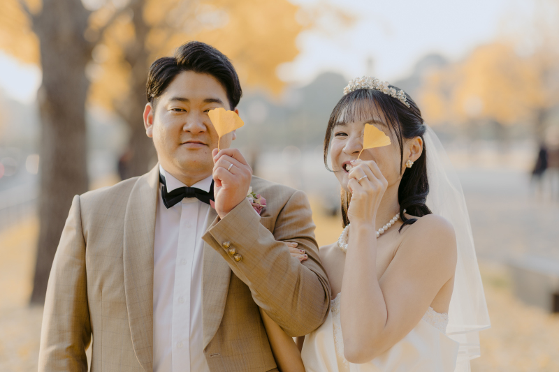 銀杏の葉っぱで片目隠しショット