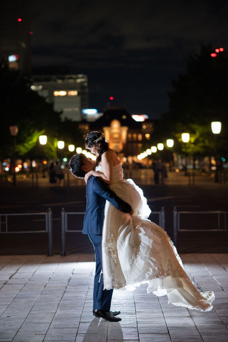東京駅をバックに