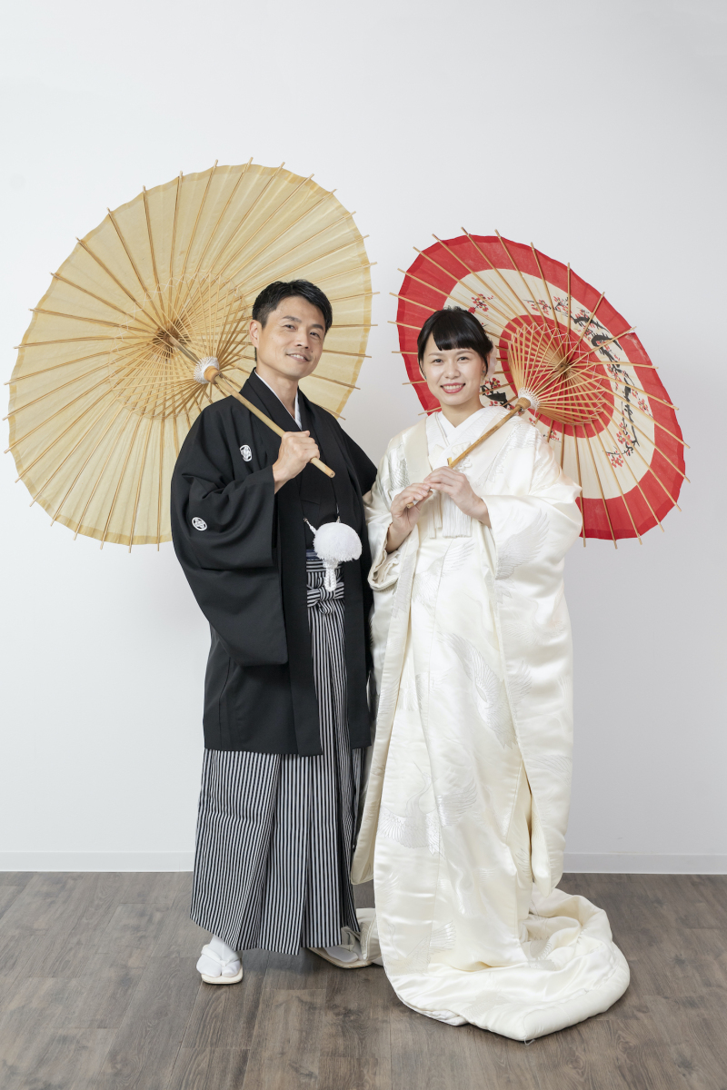 番傘を持つと、和の雰囲気が伝わる華やかなショット
