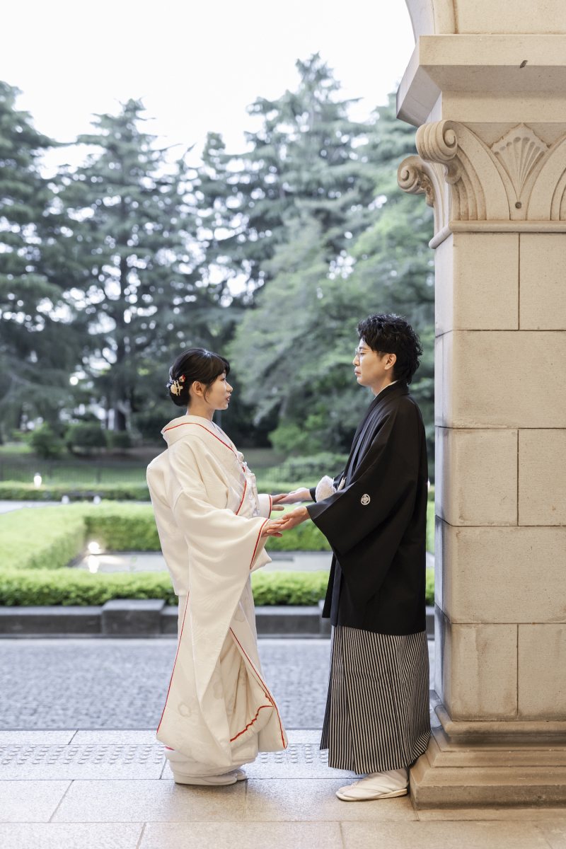 手を繋いで笑顔満点のお二人がとても素敵ですね！