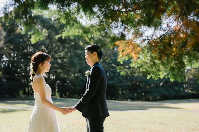 手を取り合って