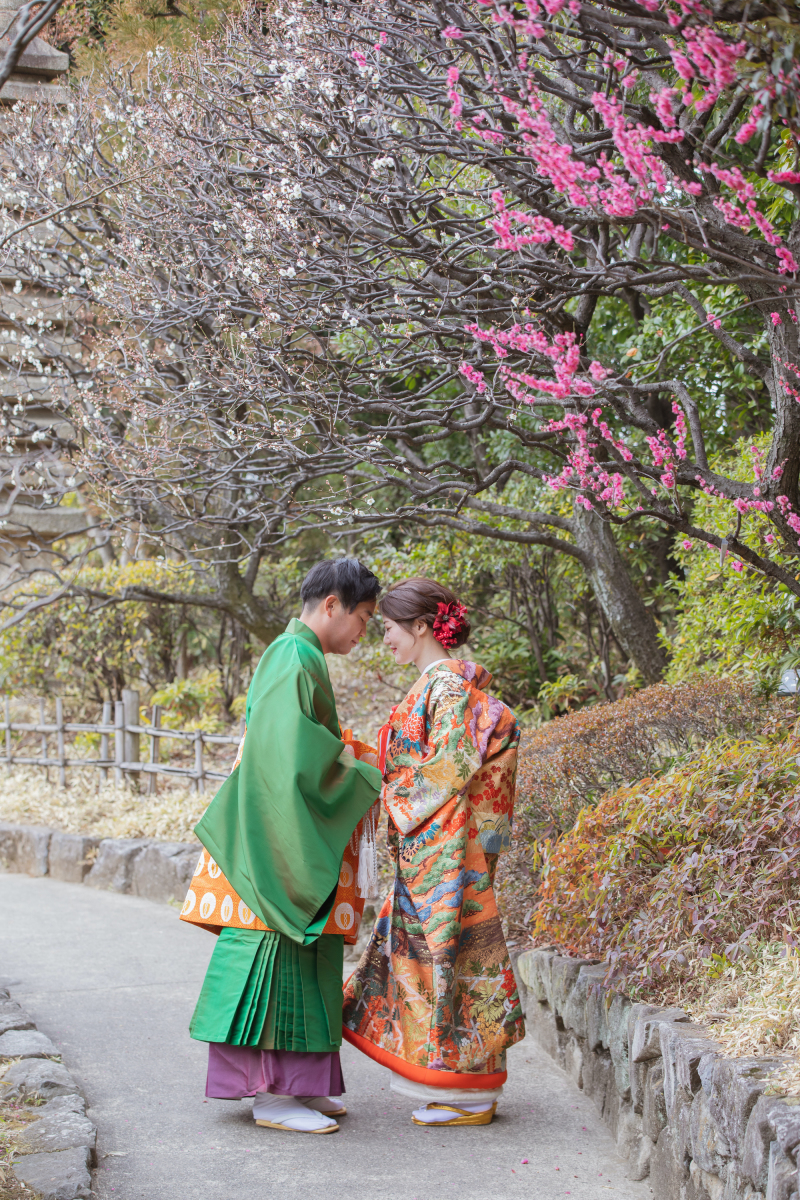 額を寄せ合って