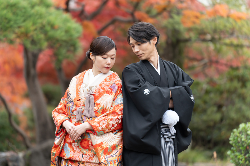 肩を寄せて