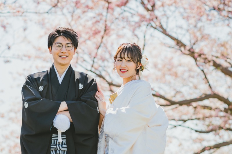 肩に手を添えて