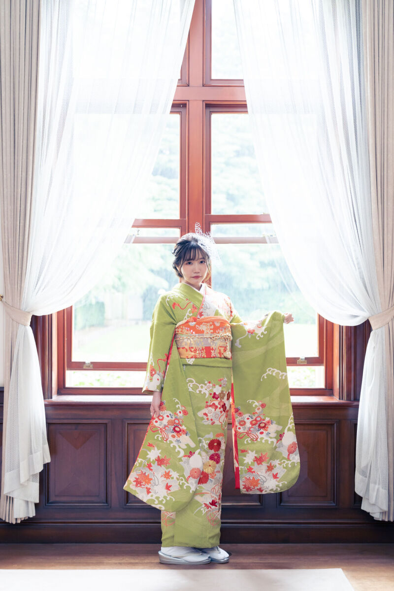 大きな窓の前で