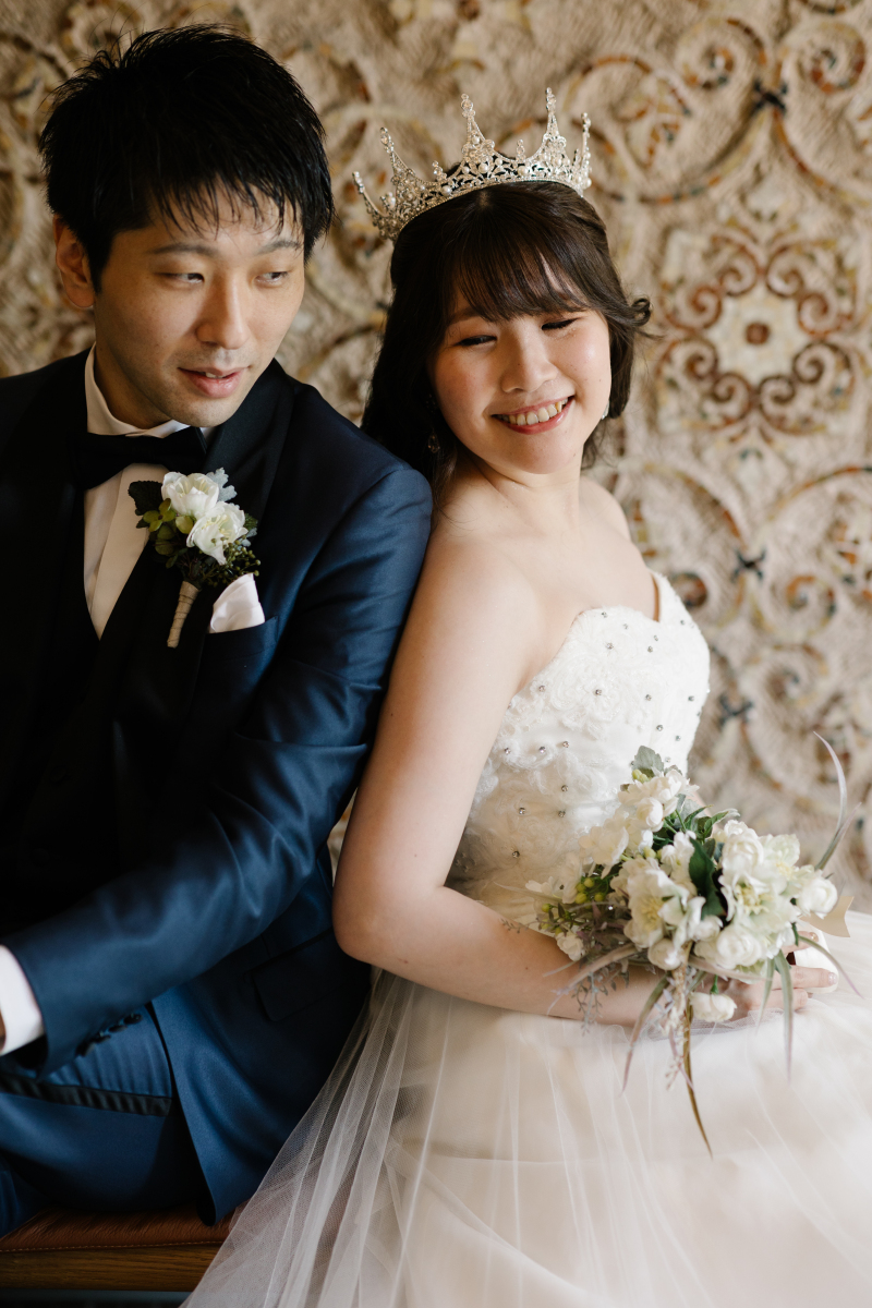 背中合わせで