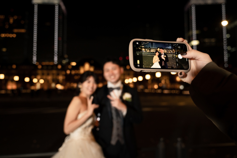 スマートフォン越しに映る二人