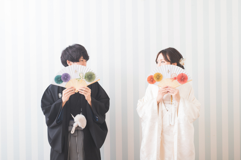 扇子を持って見つめあって