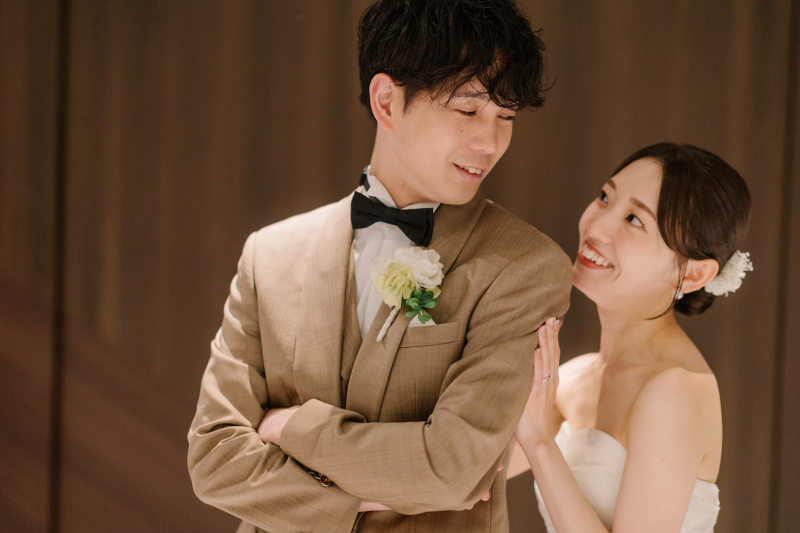 自然な笑顔で見つめ合っているお二人の表情が素敵