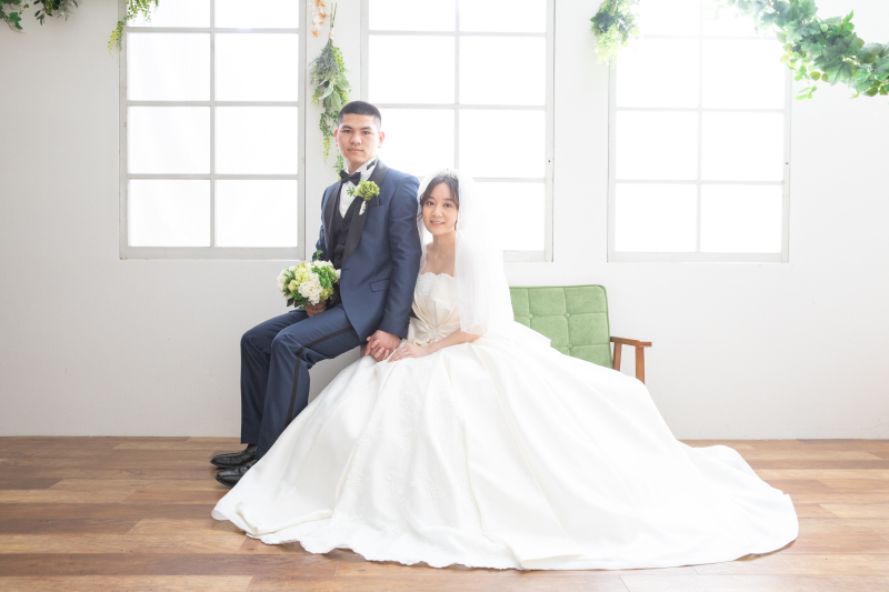 ソファに座って