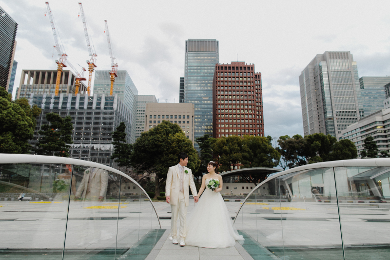 昼間のビル街で