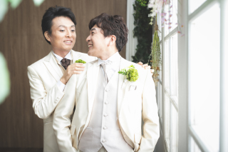 お揃いのタキシードでスタジオ撮影＊