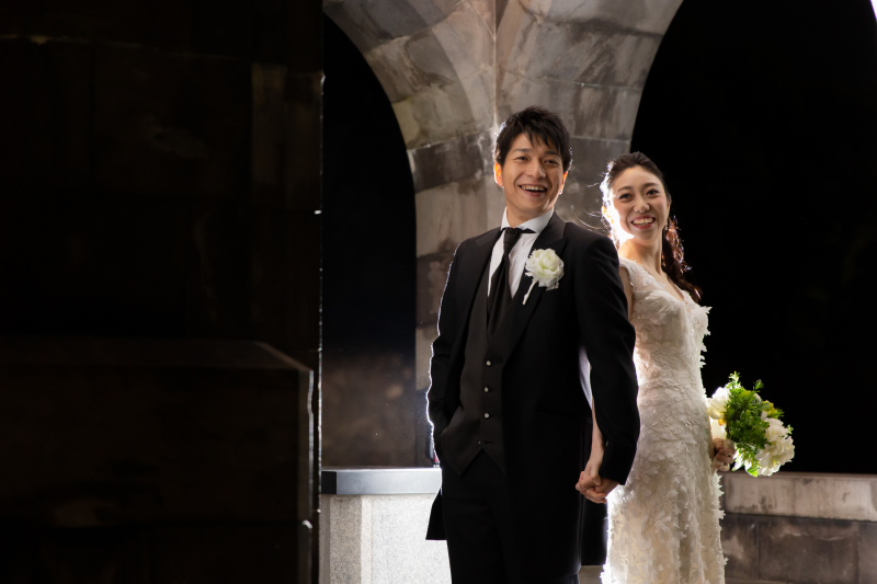 石レンガの前で