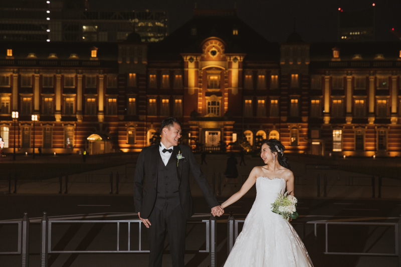 東京駅を背景に♪
