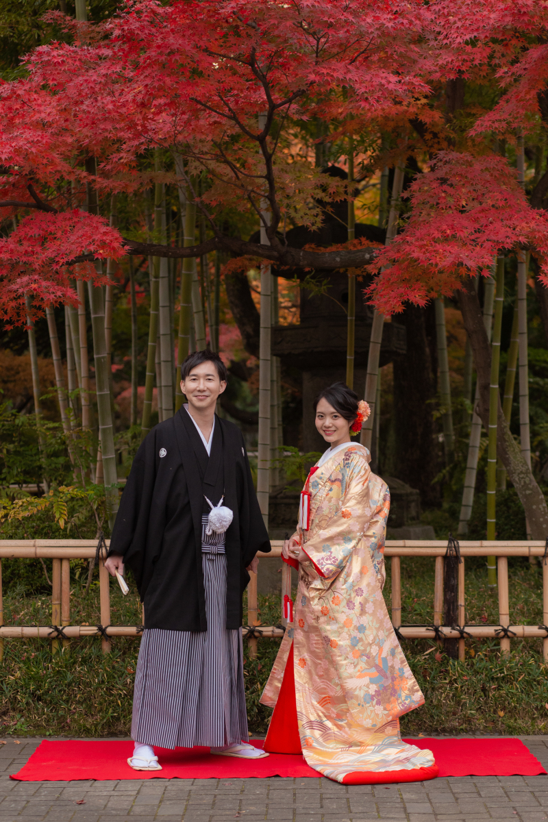 紅葉をバックに