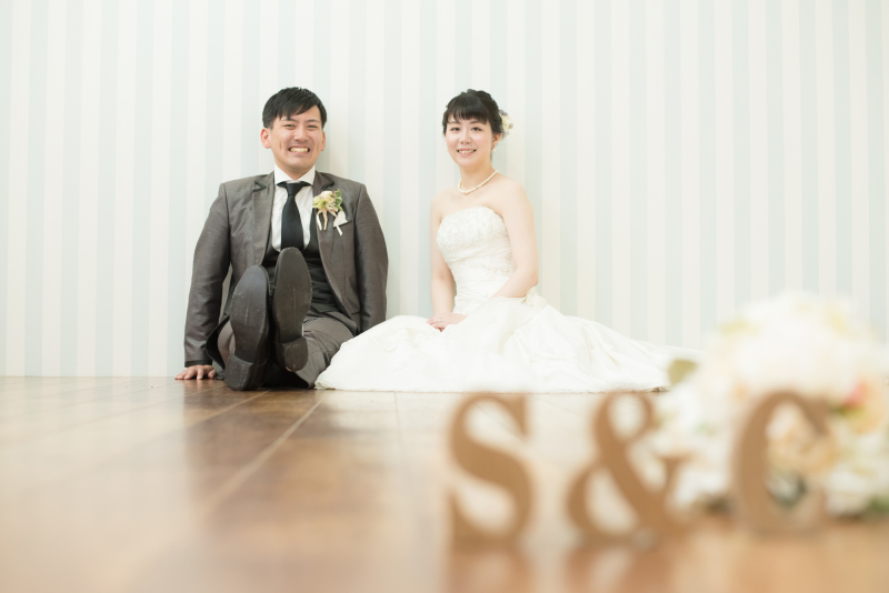 イニシャルオブジェとブーケを手前に入れて