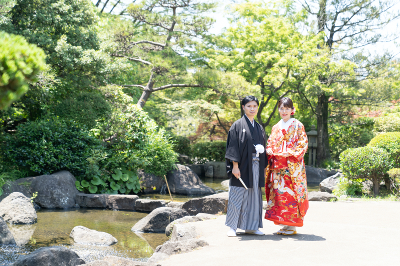 入り口の池の前で