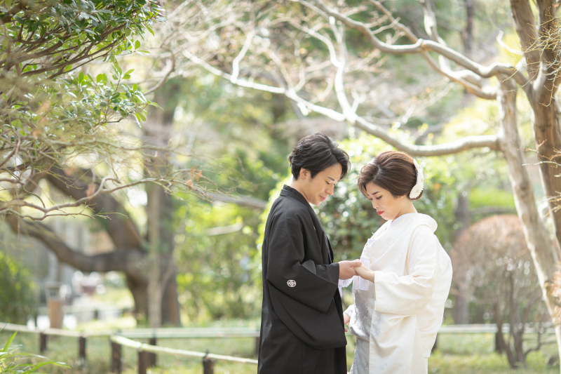 手を取り合って