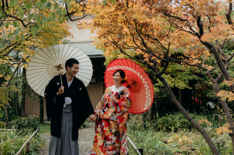 番傘の中で語り合うふたり