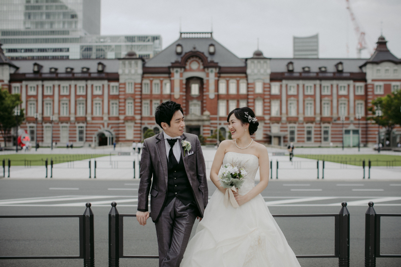 東京駅をバックに