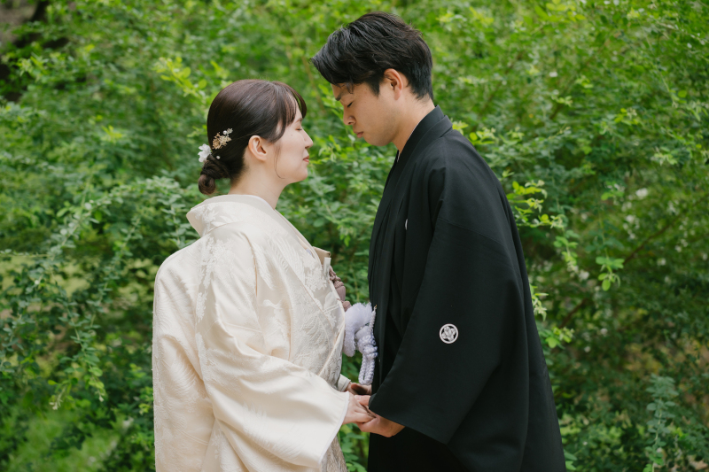 二人で手を取り合い見つめ合いショットがかわいい!