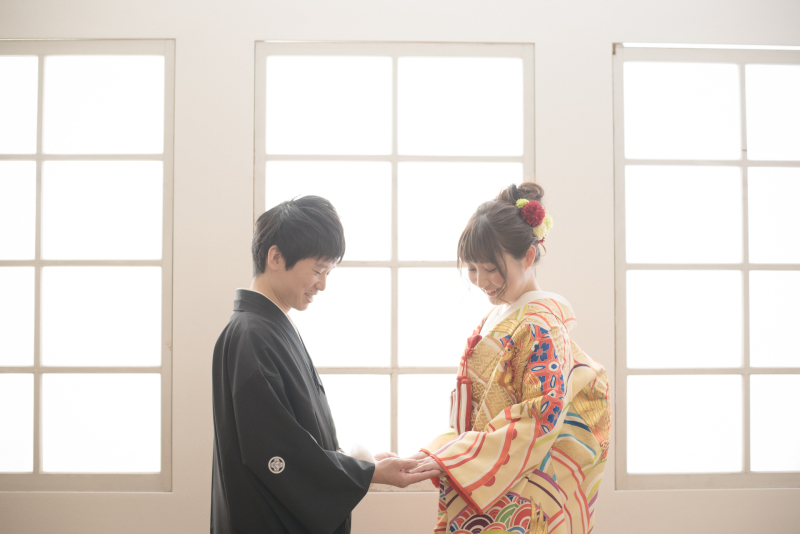 手を取り合って