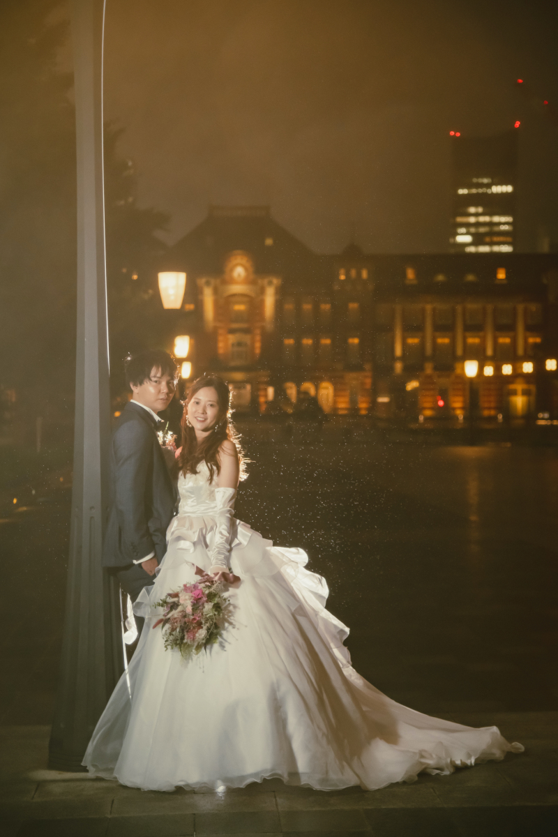東京駅をバックに