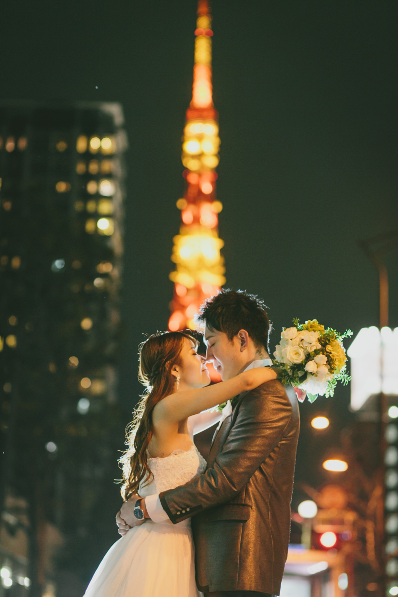 東京タワーをバックに