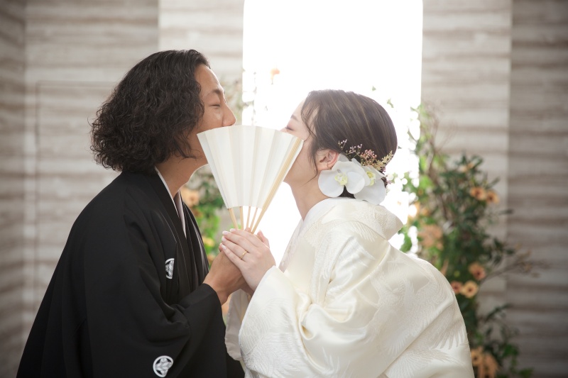 口元を隠して