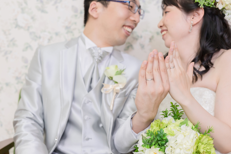 指輪をアップで