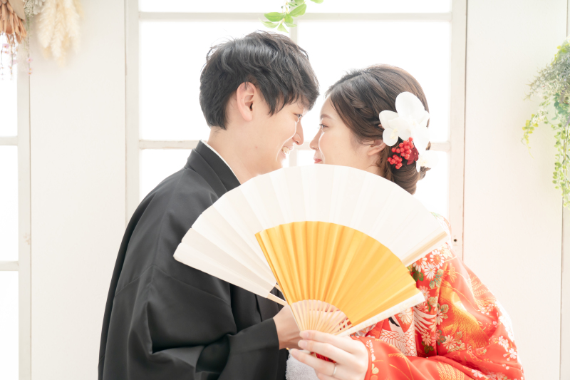 扇子を持って見つめあって♡