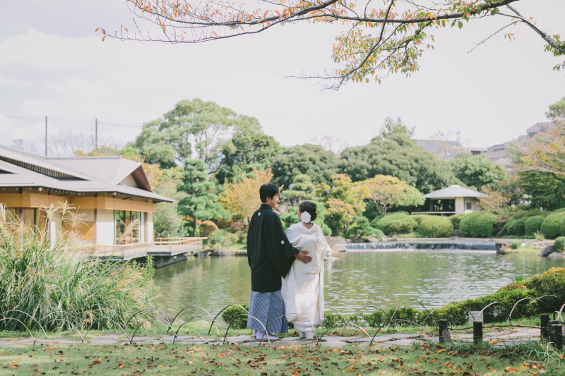 腰に手を当てて…