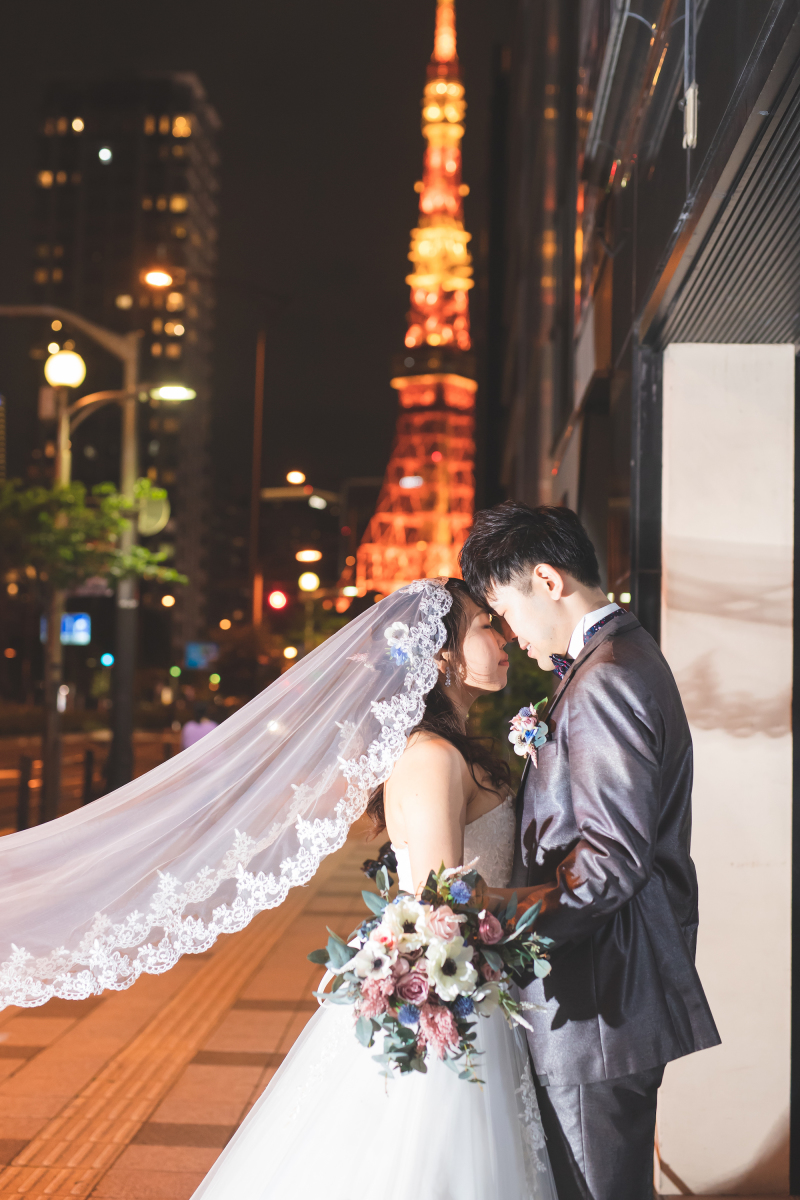 東京タワーをバックに