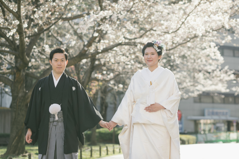 手を取り合って