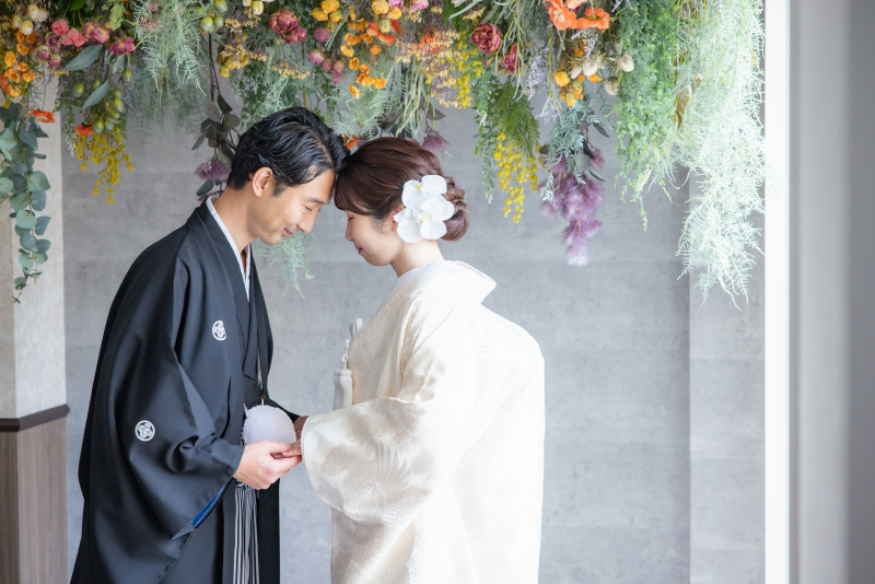 かわいさ満点!お花の下でおでこを合わせたショット