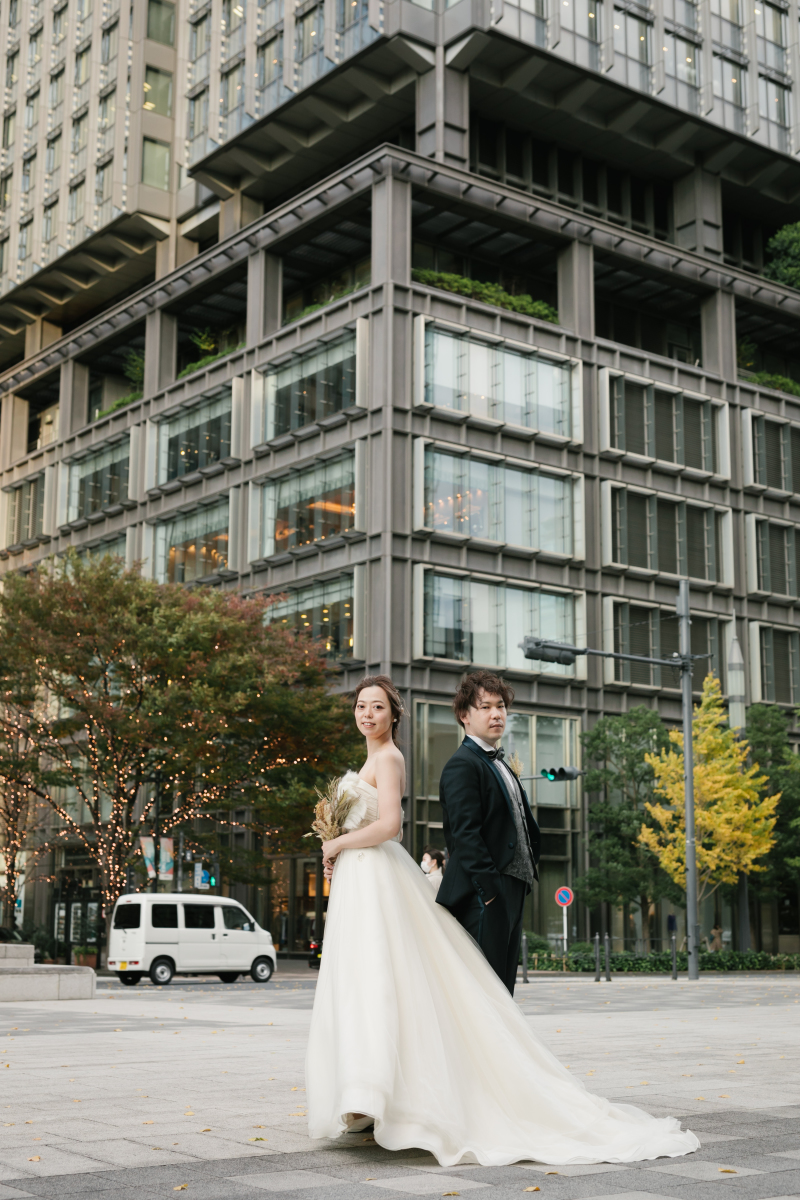 丸の内のビルの前で