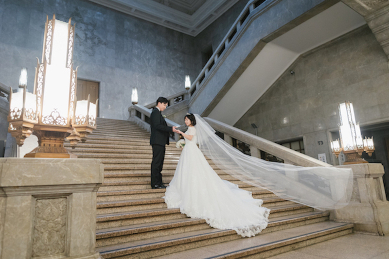 階段に映える！素敵なロングベールをいかしてた撮影