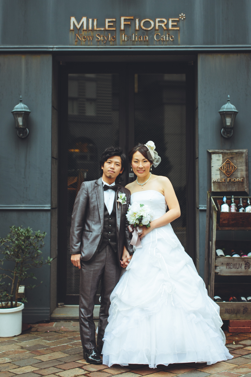 アンティークなお店の前で