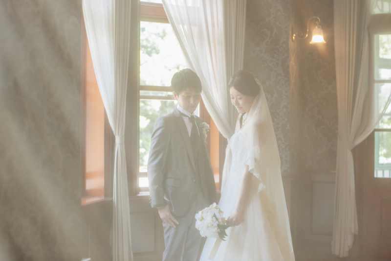 カーテン越しに