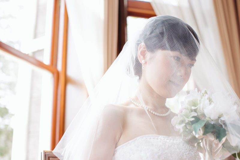 ベールで神秘的に