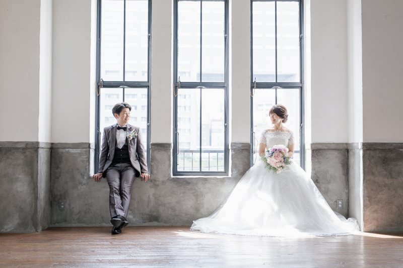 光の差し込む窓辺で