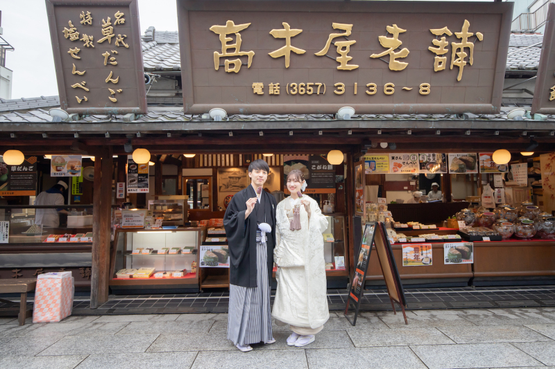 お団子屋さんの前で