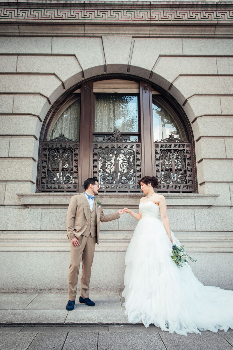 手を取り合って