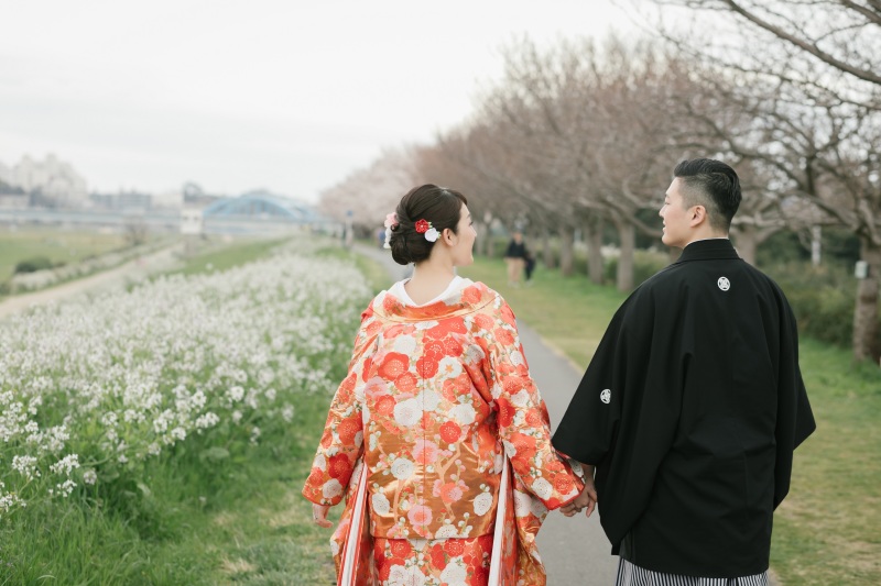 手を取り合って