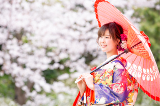 透明感のある、美しい写真が持ち味。肌の色、背景など、映る全てを美しく無駄のない構図を心がけています。ファンタジーなイメージが得意。どんな場所でも、その場所の良さを逃さないフォトグラファーです。