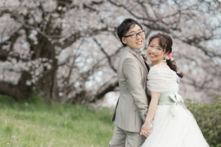 お二人と一緒にその日・その時を楽しみながら撮影をしています！クール目なお写真も、元気いっぱい！なお写真も得意なフォトグラファー。緊張しているおふたりでも、するっと緊張を解いてくれるのでご安心を。