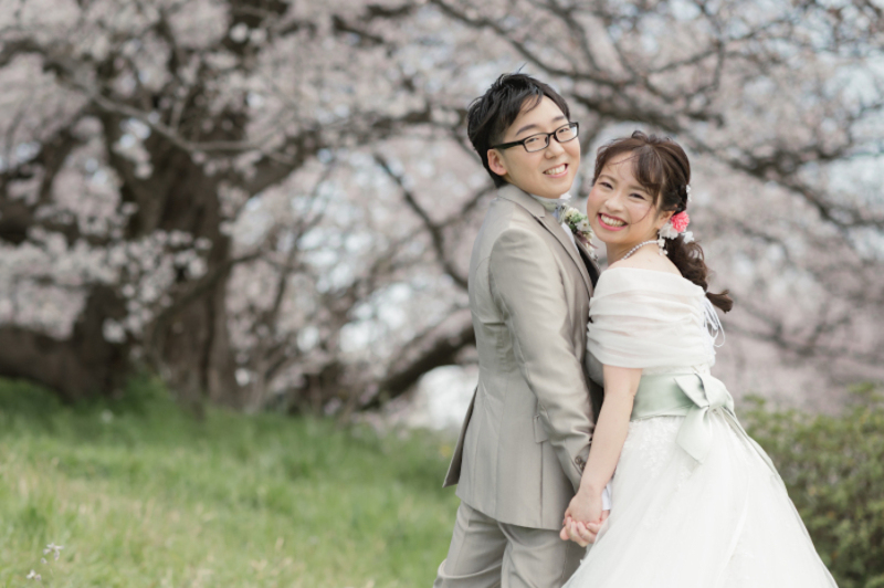 お二人と一緒にその日・その時を楽しみながら撮影をしています!クール目なお写真も、元気いっぱい!なお写真も得意なフォトグラファー。緊張しているおふたりでも、するっと緊張を解いてくれるのでご安心を。