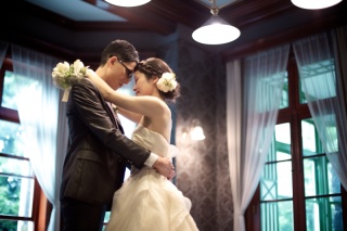 アイドルの写真集、ミュージシャンのアーティスト写真等の撮影も手掛けているため、ウェディングにとらわれず、幅広い撮影を得意とするフォトグラファーです。おふたりが背景からふんわり浮き立つような写真が得意。